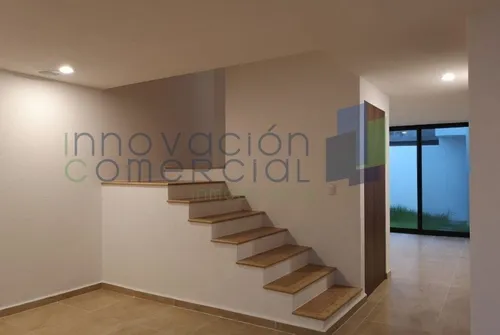 Casa En Renta En Altos Juriquilla, En Excelentes Condiciones Con Amenidades.