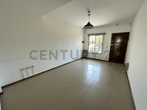 Venta Casa Tipo Duplex 3 Ambientes Ituzaingo Norte Con Entrepiso En Tercer Piso