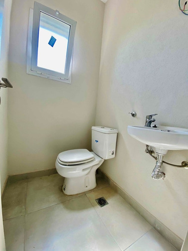 Imagen 6 de 28 de Excelente Casa De 3 Habitaciones, 2 Baños Y Toilette, 2 Plantas, Con Piscina, Sobre Lote Al Agua!!