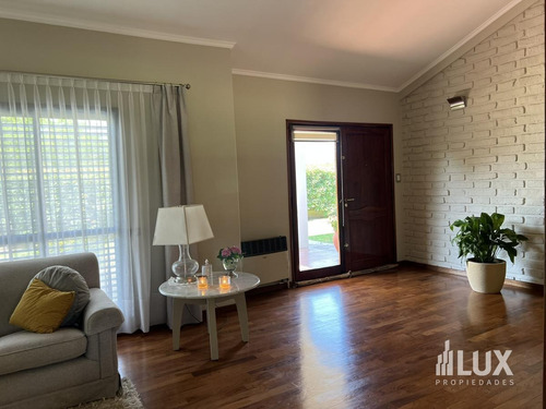 Imagen 4 de 30 de Venta Casa 3 Dormitorios Jardín Piscina Quincho . Av Pellegrini Al 100 Roldán