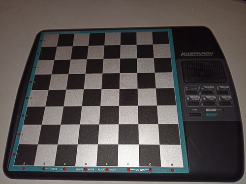 Saitek Kasparov Entrenador De Ajedrez Electrónico Parlante (Usado)