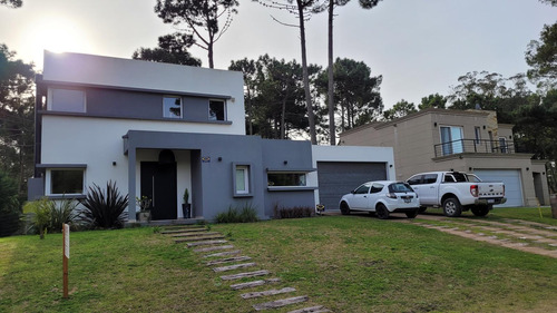 Casa 4 Ambientes Con Piscina En Barrio Alamos, Pinamar.