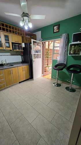 Casa Tipo Chalet De 6 Ambientes Con Jardin, Pileta Y Cochera En Venta. Olivos