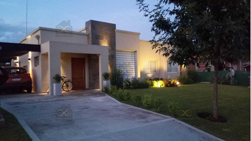 Casa  En Venta En Santa Guadalupe, Pilar Del Este, Pilar