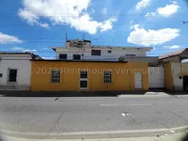 Comprar Raiza Suarez Vende Edificio Comercial En El Centro De Barquisimeto,-2 4 9 2 9 8-. Posee 2 Plantas Y Las Bases Del 3er Piso, Habitaciones, Baños, Estacionamientos, Alta Seguridad. De Oportunidad!!!!