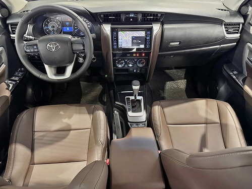 Toyota Hilux SW4 2.7 SR 7 LUGARES 4X2 16V