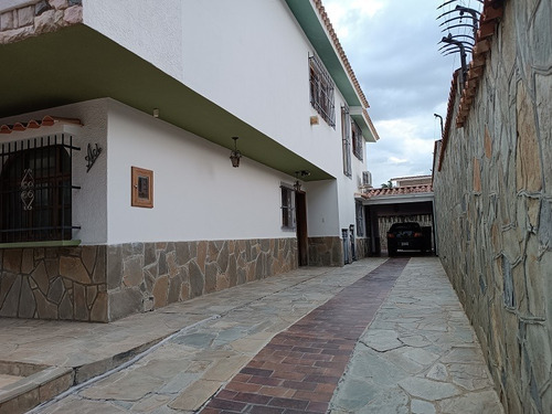 Imagen 20 de 26 de Fernando Guerrero Vende Casa De Dos Plantas En El Trigal Norte