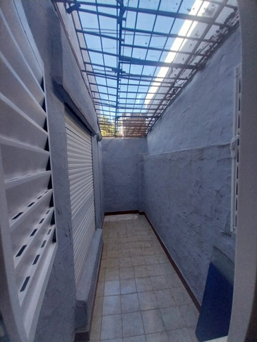 Casa De Tres Dormitorios Y Patio, Barrio Sargento Cabral, Santa Fe
