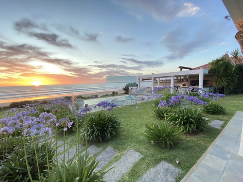 Exclusiva Casa Sobre La Playa De Solanas. Excelentes Vistas, Piscina Y Parrillero Con Vista Al Mar. - Ref: 5678