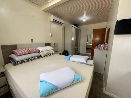 2 Casas No Mesmo Patio Com Muros Altos Separando