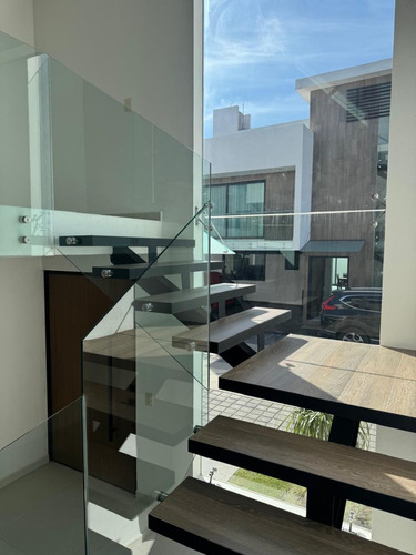 Exclusiva Casa En Venta, Moderna Casa Amplia Con Excelente Ubicación En La Exclusiva Zona Residencial De Metepec