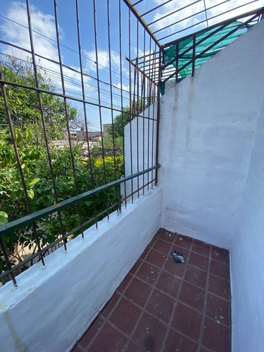 Amplio Duplex Esquina C/ Balcón