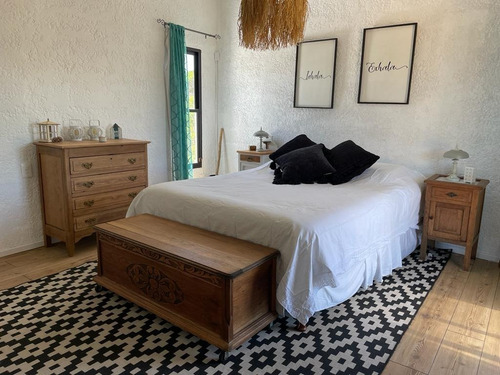 Inmobiliaria Costa Azul Vende Casa Reciclada A Nueva, Ubicada En Punta Rubia.