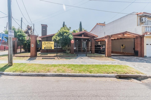 Imagen 2 de 30 de Casa 4 Ambientes En 1º 2º. Con Quincho Y Piscina . Ciudad Evita