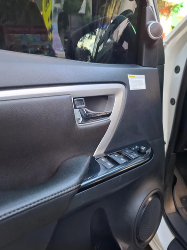 Toyota Fortuner 2.7L 4X2 At