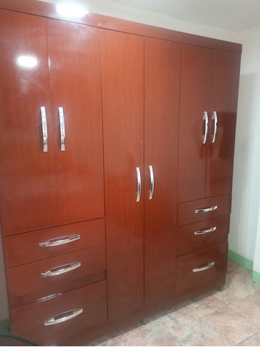 Closet De 6 Puertas. Amplio Y Funcional 