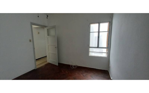 Imagen 6 de 10 de Sobre Pedernal, A Una Cuadra De Br Artigas. Primer Piso Por Escalera. Apto Luminoso, Muy Bien Ubicado.