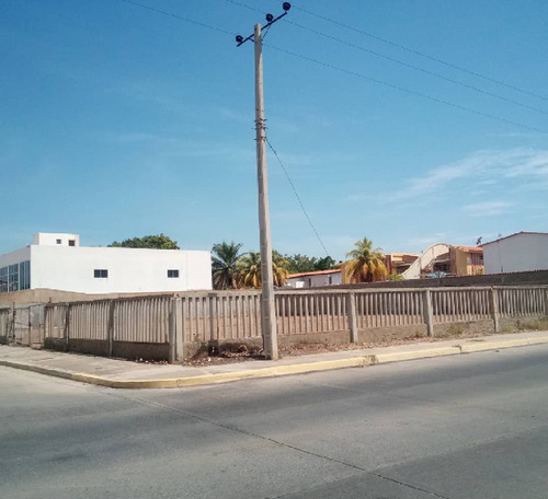 Terreno Céntrico En Esquina. Plano , Limpio Y Cercado.