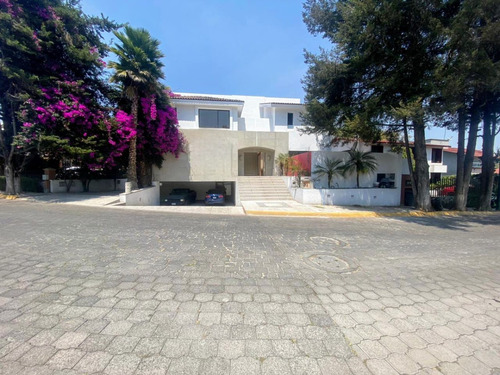 Residencia En Venta En Zona Exclusiva De Valle Escondido Chiluca. Rodeado De Áreas Verdes, Espacios Muy Amplios E Iluminados, Jardín Con Alberca.