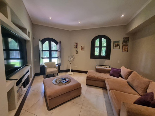 Casa De 6 Ambientes En Venta Con Cochera En Las Lomas De San Isidro