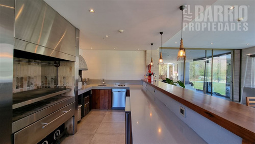 Casa En Venta De 5 Dorm. En Las Brisas