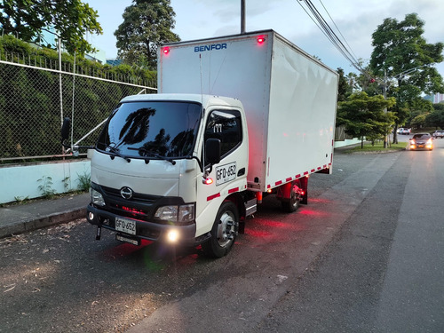 Hino Dutro 300