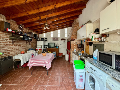 Duplex En Excelente Estado Sobre Calle Medina, Caseros Centro
