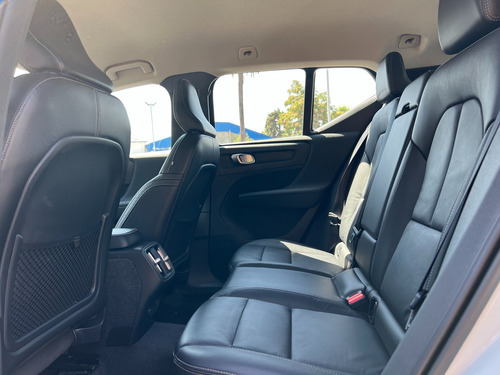 Volvo XC40 D4 Momentum Intro Car