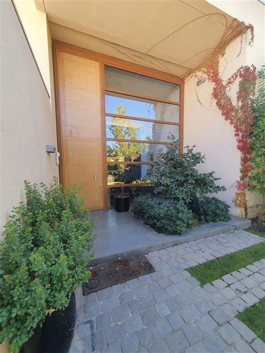 Casa En Venta De 4 Dorm. En Las Condes