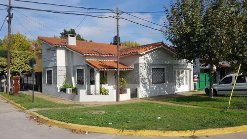 Casa En Venta - 3 Dormitorios, 1 Baño - 124mts2 Sobre Lote De 155mts2 - Ensenada