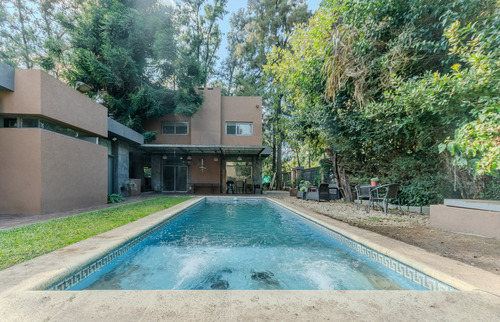 Casa . Minimalista . 5 Ambientes . Piscina . Parque Leloir