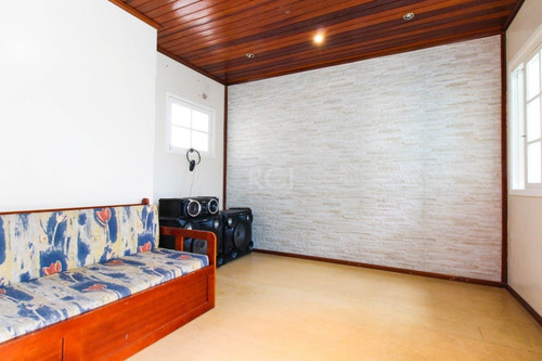 Casa Em Porto Alegre Com 3 Dormitórios - Ot7083