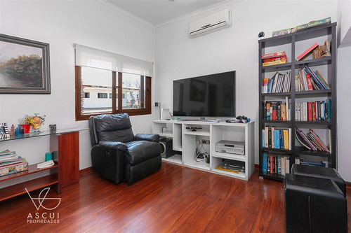 Casa En Venta. 6 Dorm. Las Condes/ Terraza Techada Y Piscina