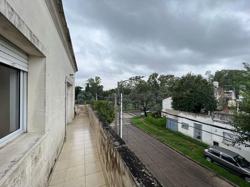 Alquilo Excelente Piso En Caseros De 3 Ambientes Grandes Con Terraza Y Patio Propio!! F: 4571