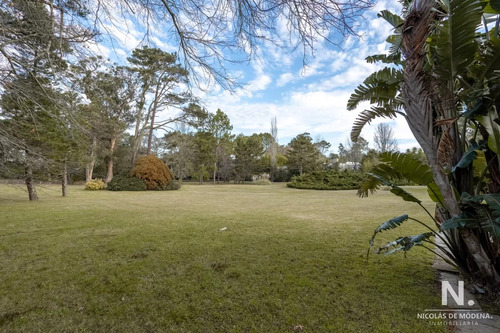 Casa En Venta En Barrio Golf, Superficie De Terreno: 4000 M2, Superficie Edificada: 557 M2