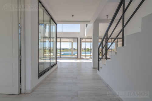 Casa Al Lago En Venta En El Barrio Acacias, Puertos / Escobar