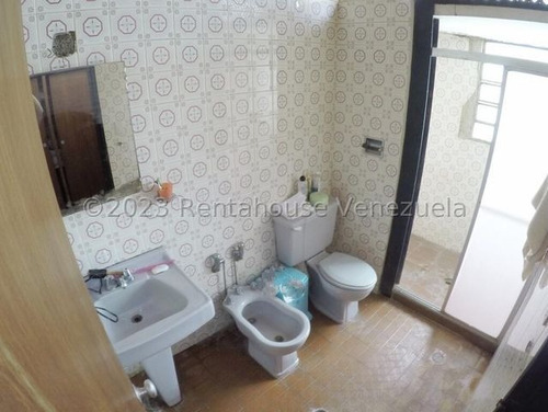 Yg Increíble Casa Con Dos Anexo, Potencial Para Remodelar Residencial O Comercial, Ubicada En Esquina Con Fácil Acceso En Venta En La Trinidad 24-1929 Ys