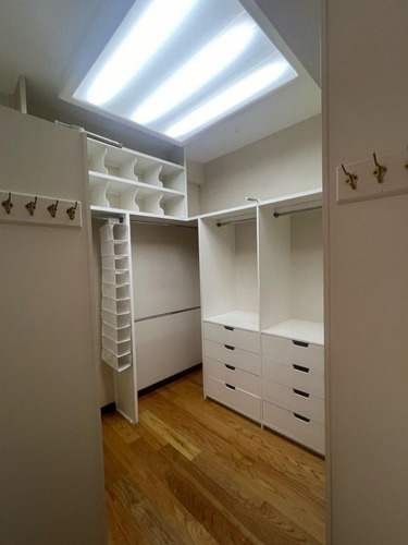 Bosque De Las Lomas, Espacioso Departamento Remodelado De 330m2, Vista Arbolada, Sala-comedor, Bar, Baño De Visitas, Sala De T.v. 3 Amplias Recamaras Con Baño Cada Una, Vestidores, Cocina Equipada, Ár