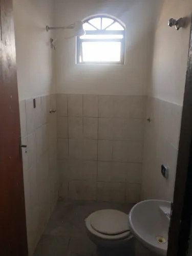 Dois Sobrados No Mesmo Terreno, Total De Cinco Quartos, Cômodos Amplos, 303m² De Área Construída