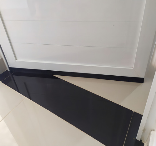 Veda Porta e Portão 2,5 Cm Altura com Borracha Preta e Adesivo 3M do Brasil 2,4 Metros