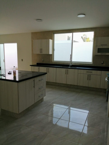 Hermosa Residencia En La Condesa Juriquilla, Estudio O 4ta Rec En Pb, Jardín,.