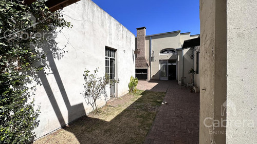 Casa De 3 Dormitorios Con Pileta En Venta, La Plata