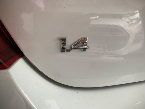Imagem 6 de 11 de Chevrolet Onix