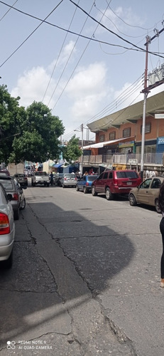 Imagen 10 de 13 de Niurka Paraguan Vende Centro Comercial Pleno Centro De Valen
