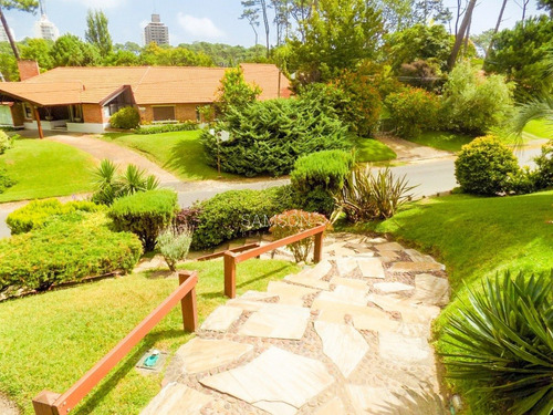 Oportunidad Casa En Venta 5 Dormitorios Barrio Cantegril Punta Del Este- Ref: 58797