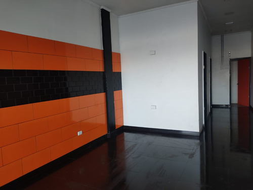 Excelente Local Comercial En Concurrido Strip Center