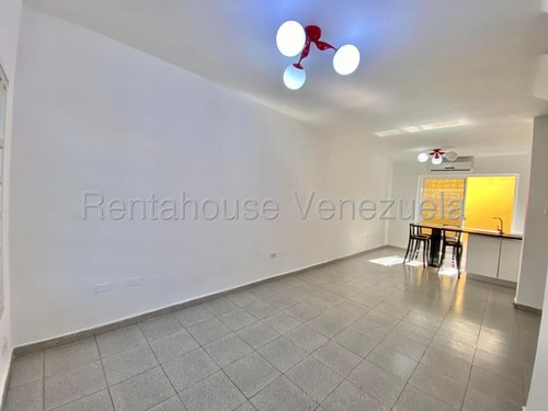 Jip 25-16345. Rentahouse Vende Hermoso Townhouse De 110 Mts2, 4 Hab, 3 Salas De Baños, 2 P/e, Parque Infantil, Areas Deportivas. En Urb. Karol Home Ii. La Morita.