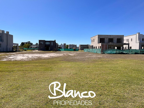 Imagen 2 de 10 de Oportunidad! Lote Listo Para Construir Con Amarra En El Barrio Vila Marina Ii - Villanueva