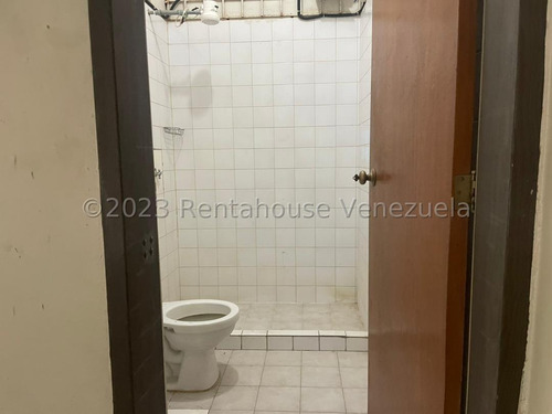 Local En Venta Inm Flor Amarillo Ubicado En Via Principal Con Alto Flujo De VehĂculos Y Muy Cercano A Conjunto Residencial. Cuenta Con Area De Despacho , Deposito , Mezzanina. Valencia 24-8210