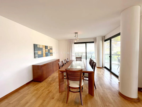 Apartamento En Venta En Primera Linea De Brava De 3 Dormitorios Edificio Arenas Blancas, Punta Del Este.
